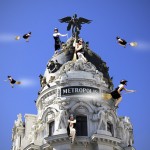 Brujas sobrevolando el edificio Metrópolis.