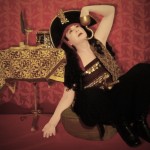 Jenny Hook colgada de su garfio