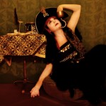 Jenny Hook colgada de su garfio